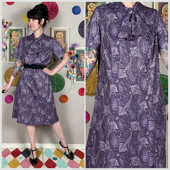 Vintage 1970s Purple Paisley Tie Neck Short Sleeve Shift Dress - Picture 1 of 6
